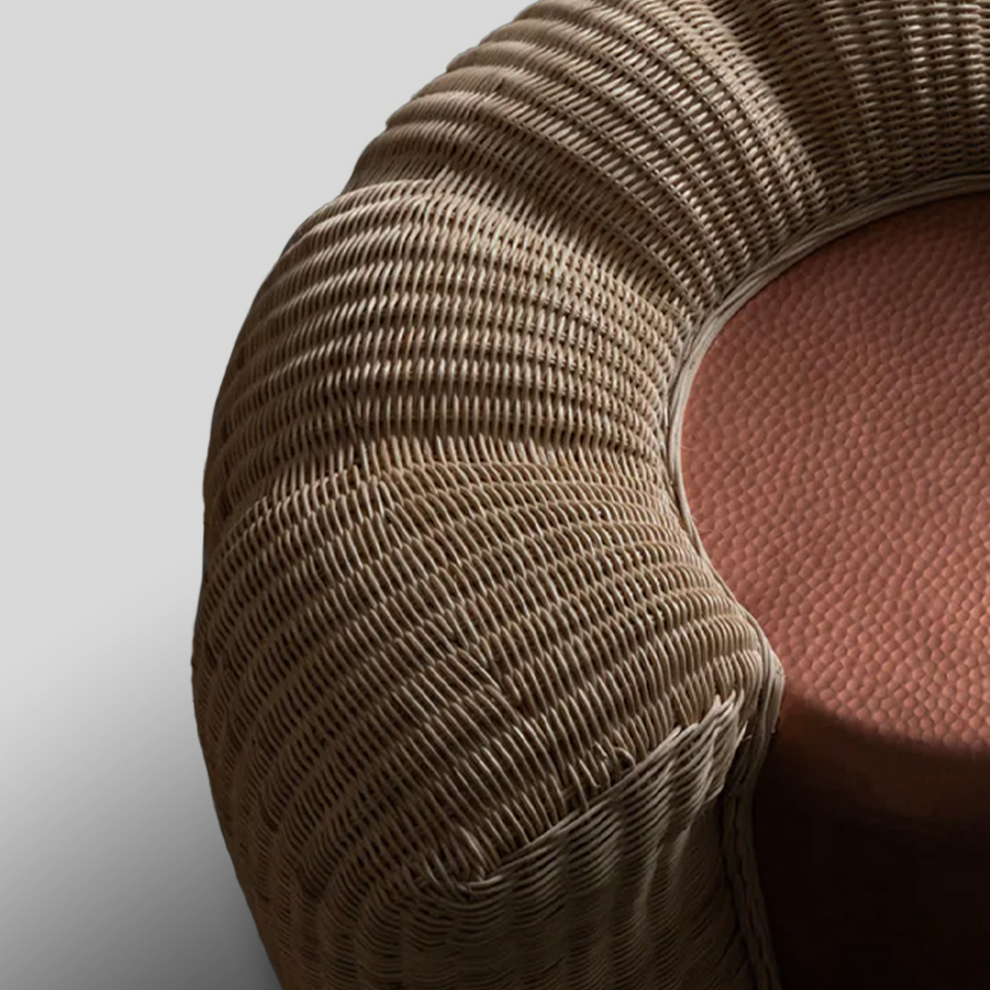 LUMO - TABURETE DE COBRE MARTILLADO CON TEJIDO DE MIMBRE