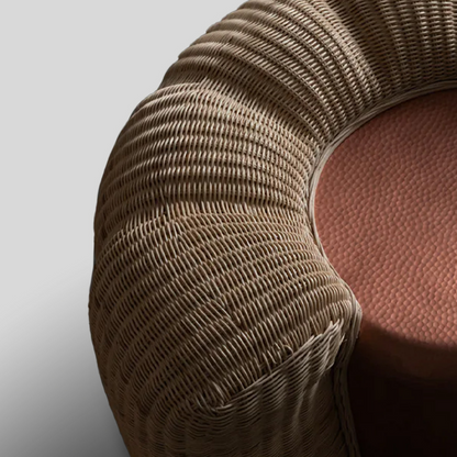 LUMO - TABURETE DE COBRE MARTILLADO CON TEJIDO DE MIMBRE