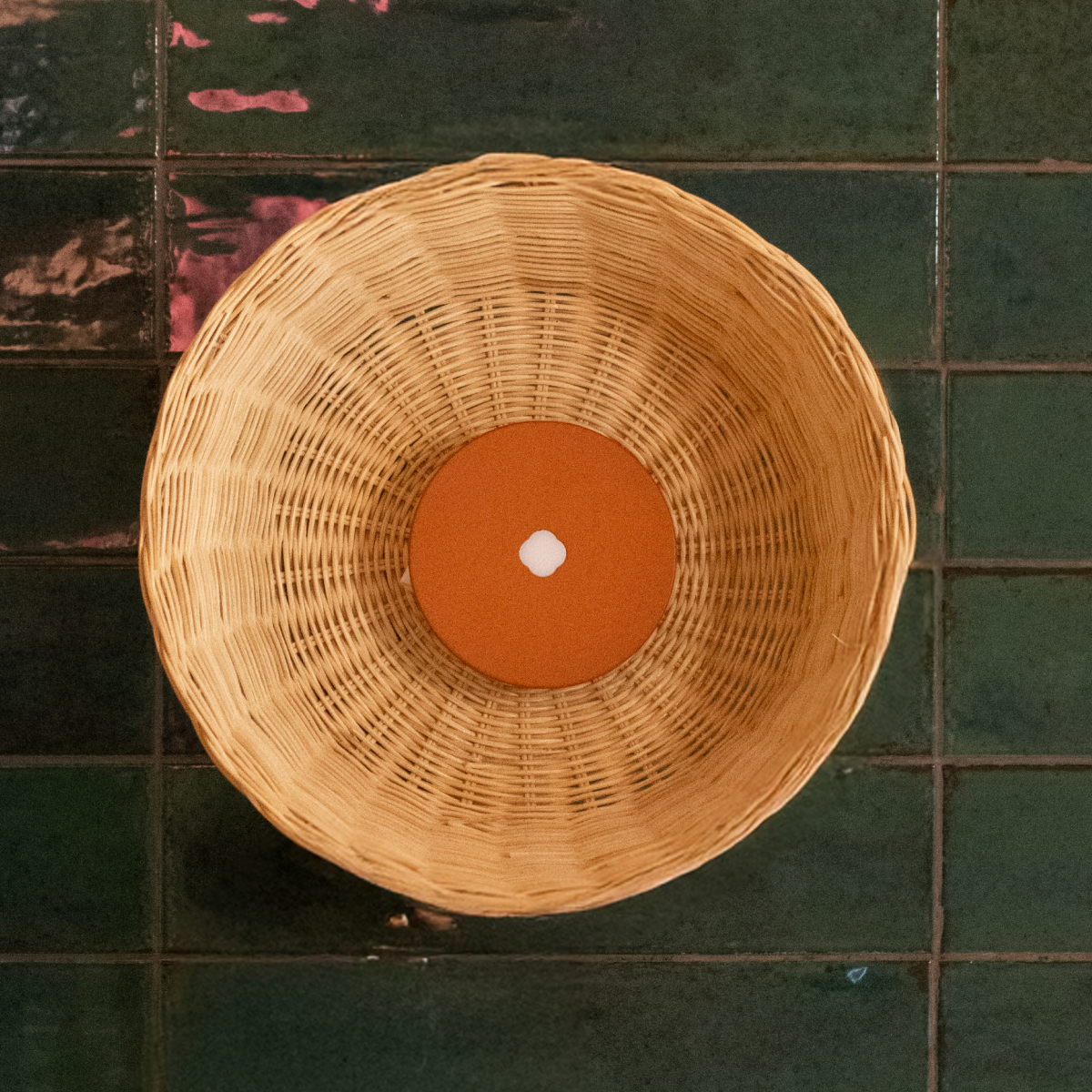 NAHUA - LÁMPARA DE MESA DE CERÁMICA Y MIMBRE