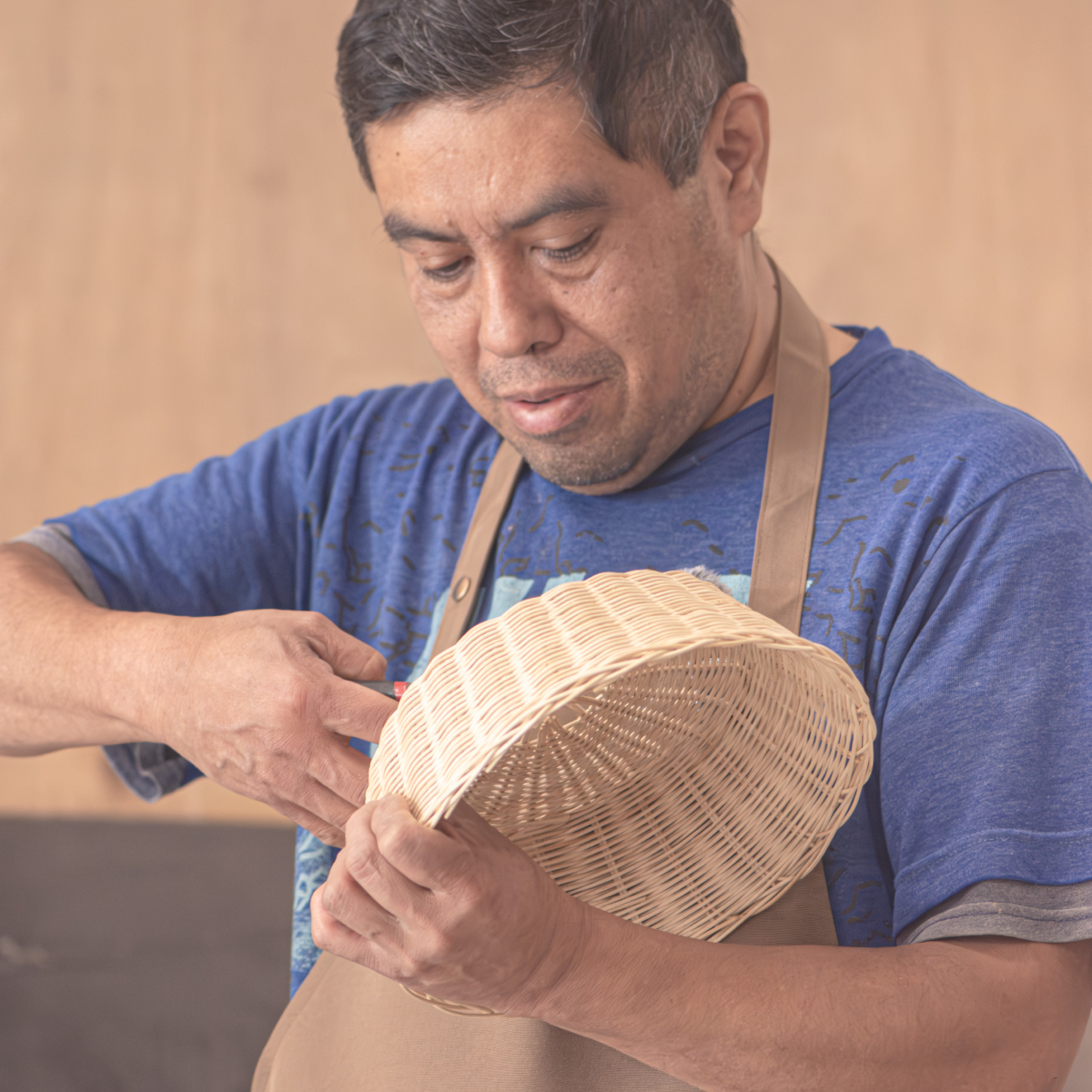 NAHUA - LÁMPARA DE MESA DE CERÁMICA Y MIMBRE