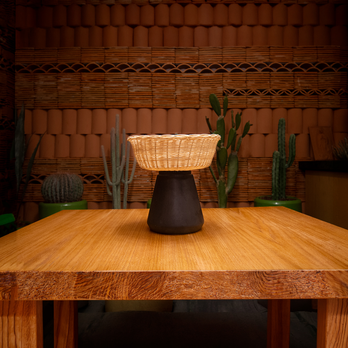 NAHUA - LÁMPARA DE MESA DE CERÁMICA Y MIMBRE