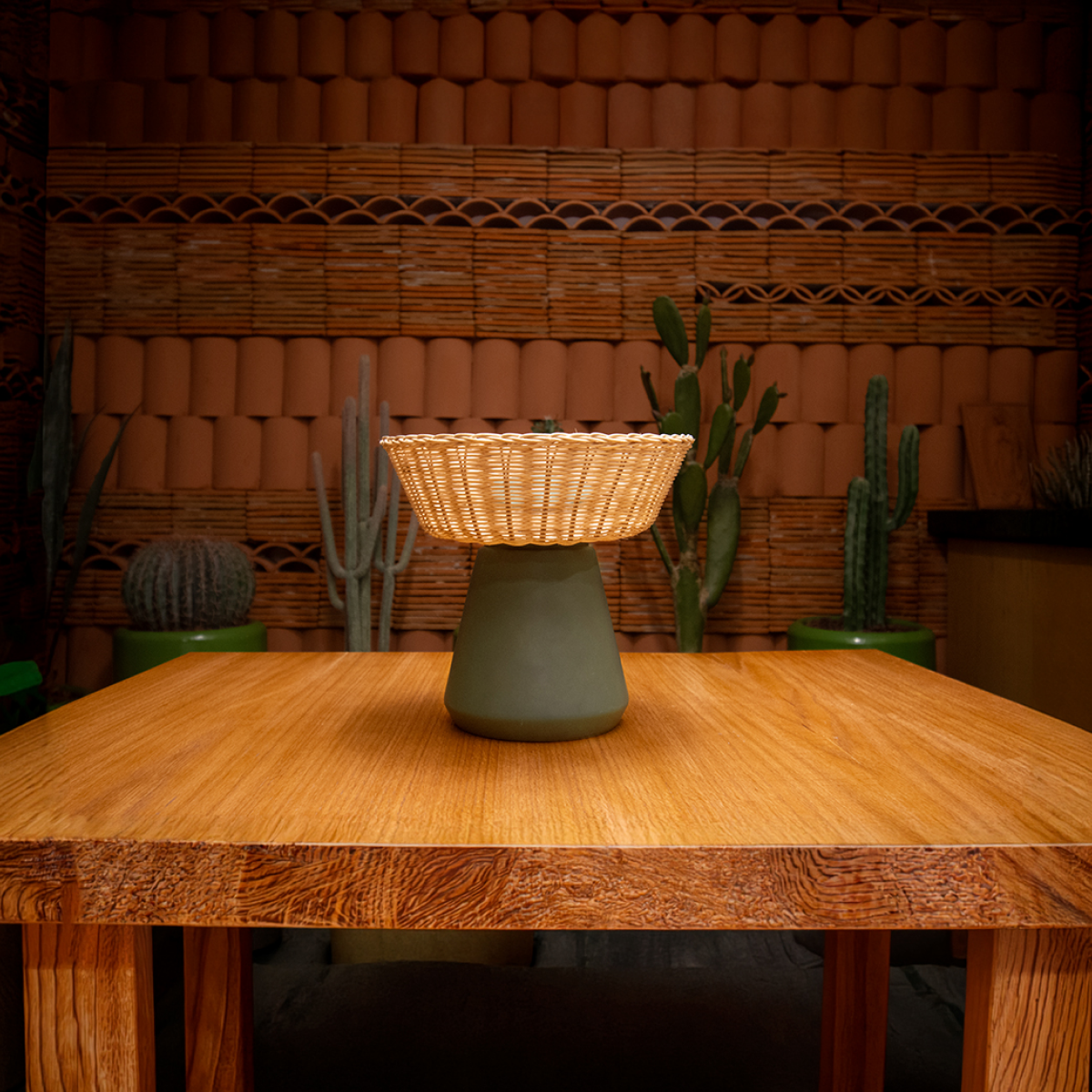 NAHUA - LÁMPARA DE MESA DE CERÁMICA Y MIMBRE