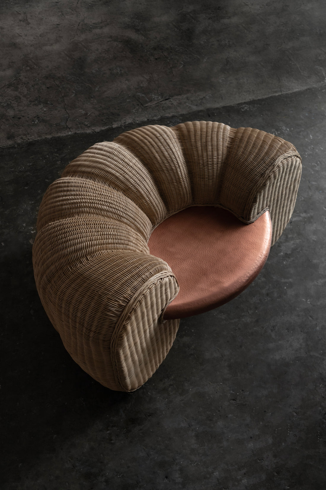 AURA - SILLÓN DE COBRE MARTILLADO Y TEJDO DE MIMBRE