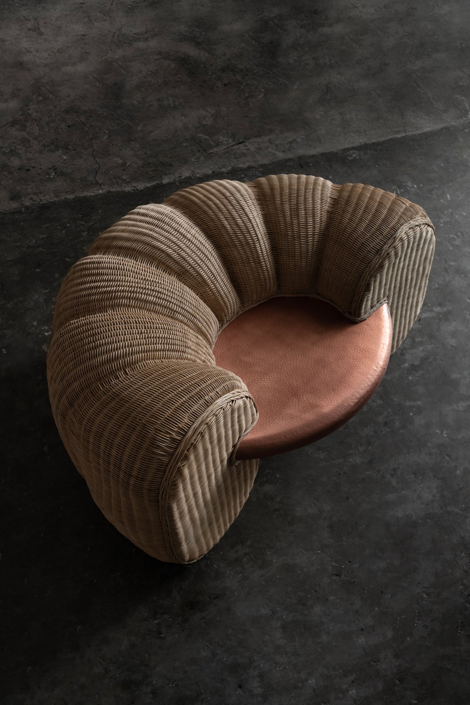 AURA - SILLÓN DE COBRE MARTILLADO Y TEJDO DE MIMBRE