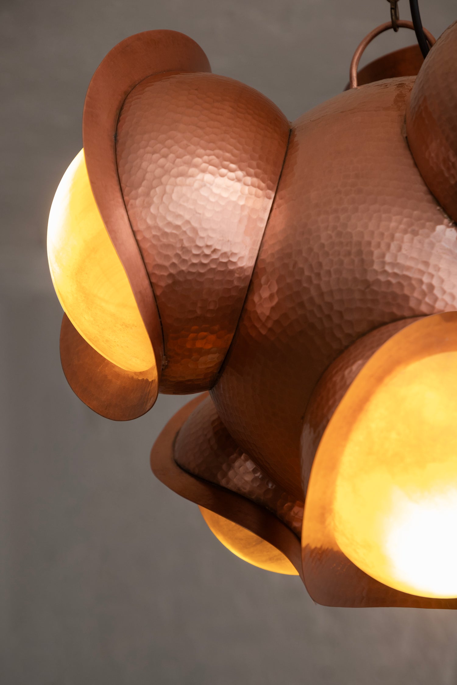 CELIS - LÁMPARA COLGANTE DE BRONCE MARTILLADO CON PANTALLAS DE ÓNIX