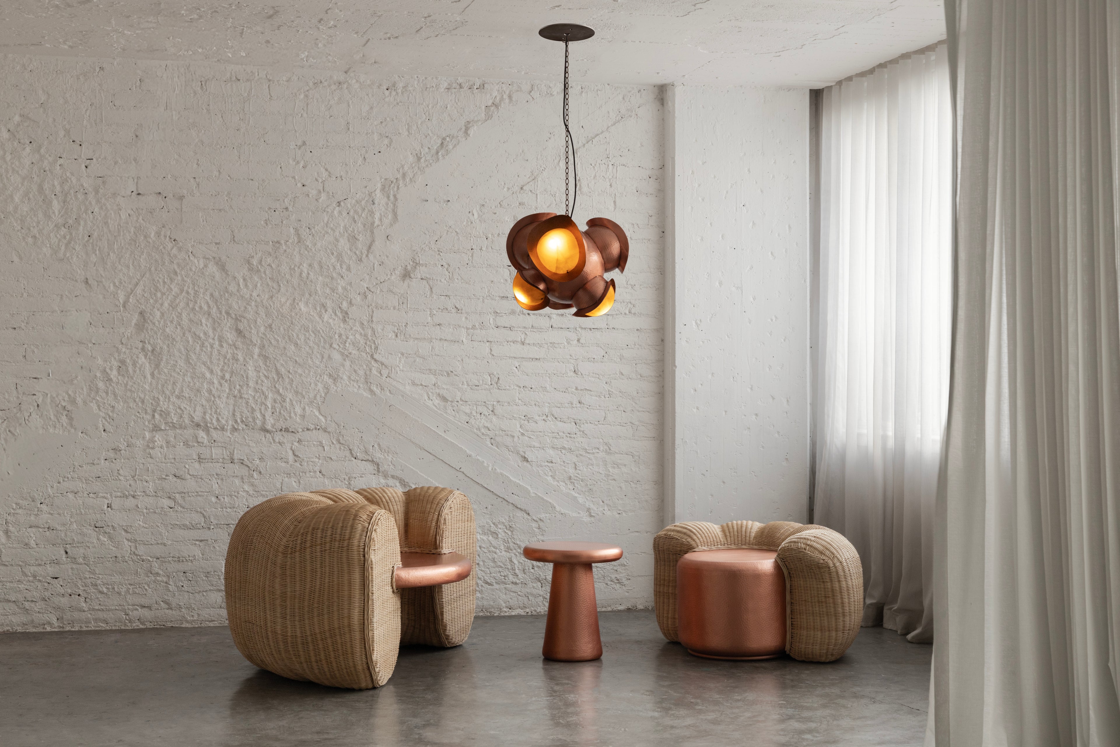 CELIS - LÁMPARA COLGANTE DE BRONCE MARTILLADO CON PANTALLAS DE ÓNIX