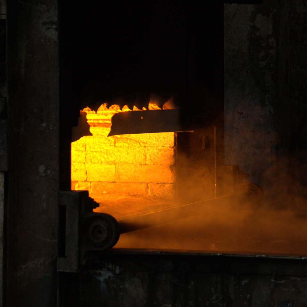 ORIGEN - MESA AUXILIAR DE COBRE MARTILLADO