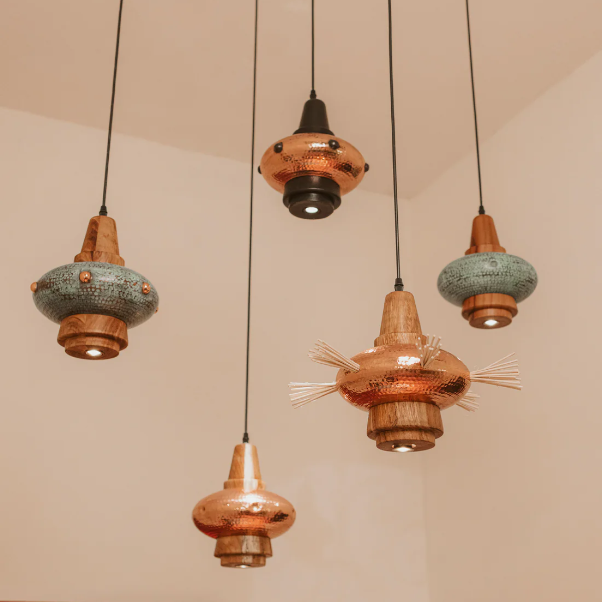 PIRA - LÁMPARA COLGANTE DE COBRE Y PAROTA