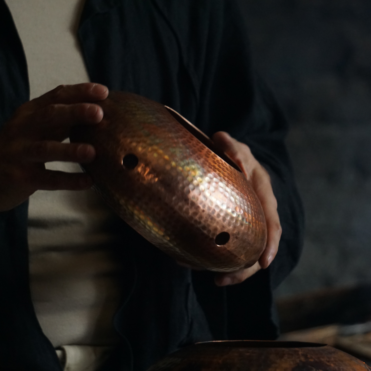 PIRA - LÁMPARA COLGANTE DE COBRE Y PAROTA