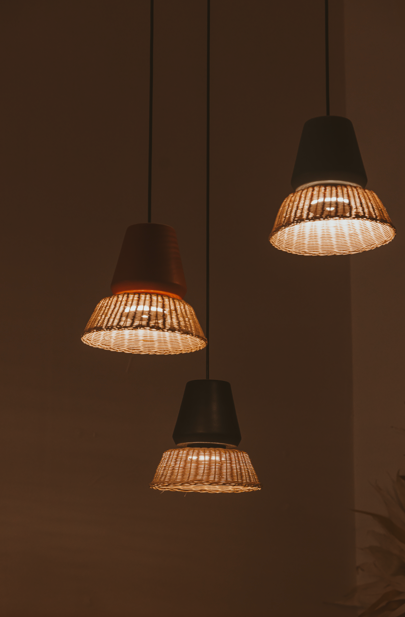 LUCERNA - LÁMPARA COLGANTE DE CERÁMICA Y MIMBRE