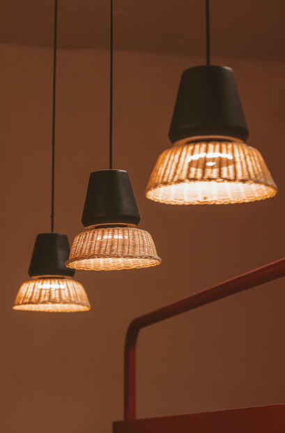 LUCERNA - LÁMPARA COLGANTE DE CERÁMICA Y MIMBRE