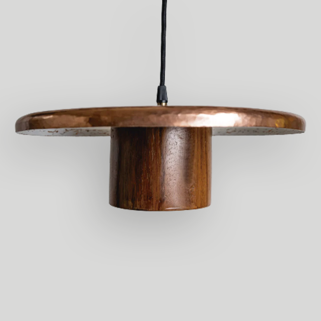 TACÁ - LÁMPARA COLGANTE DE COBRE Y PAROTA