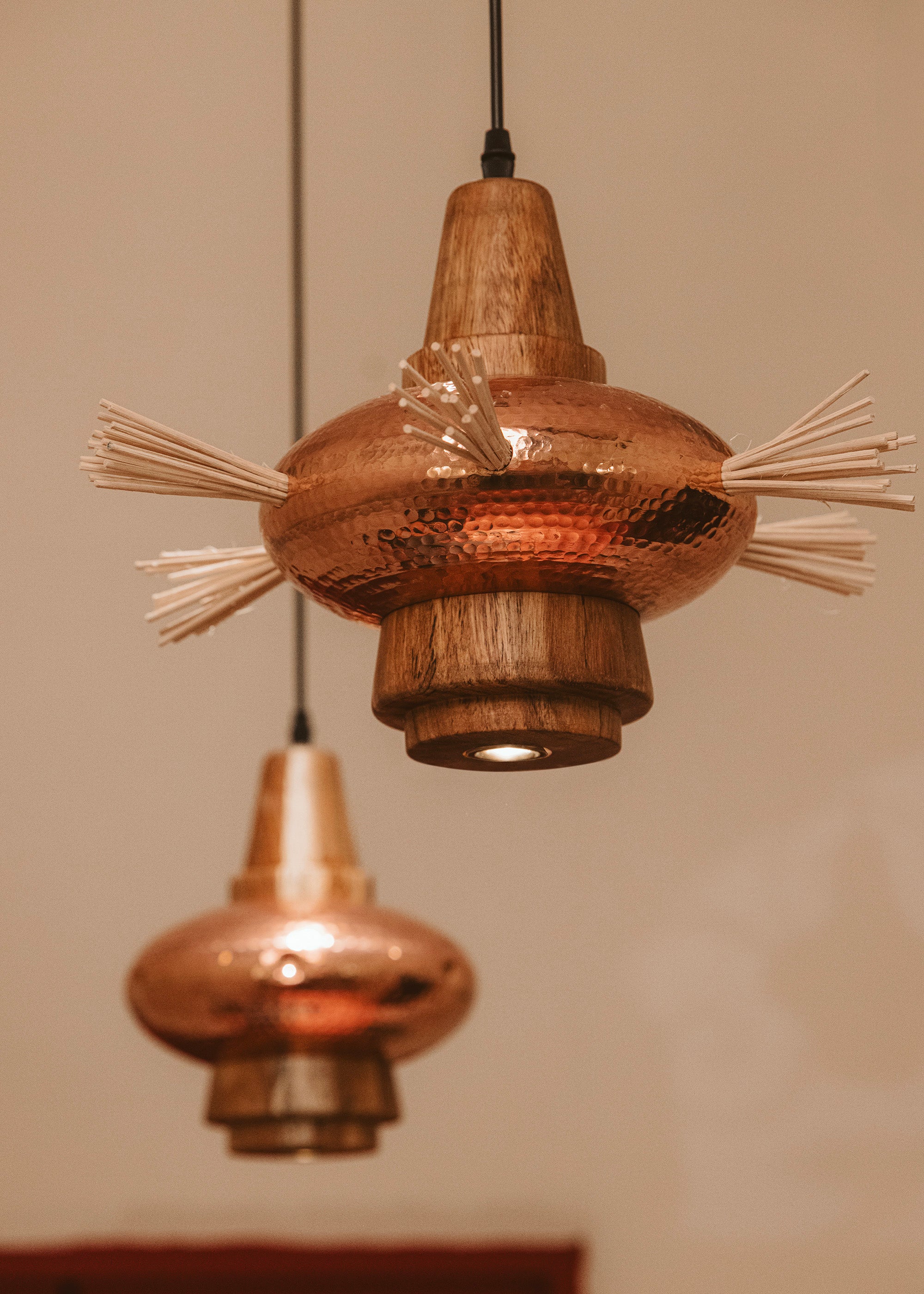 AHUIL - LÁMPARA COLGANTE DE COBRE Y PAROTA