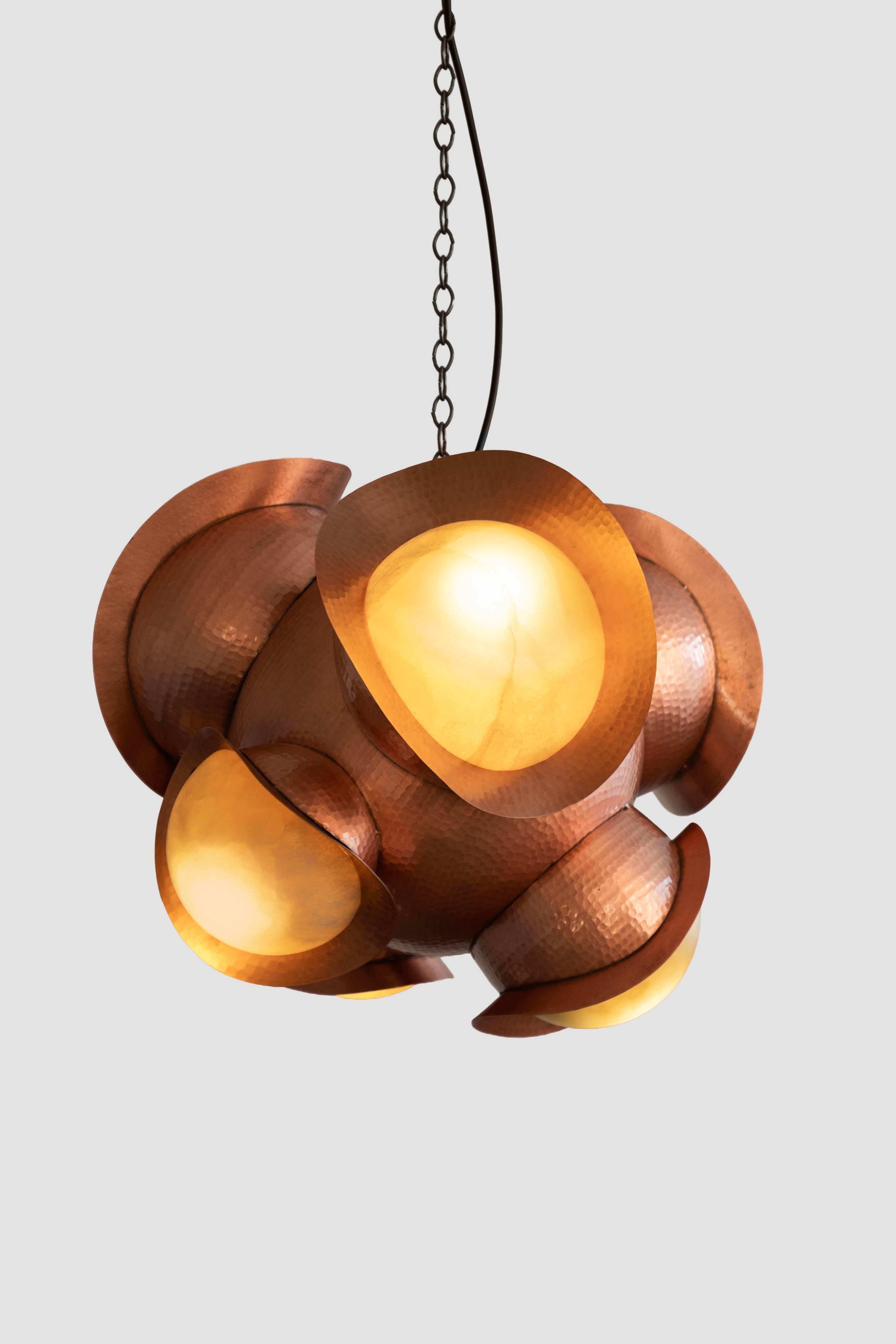 CELIS - LÁMPARA COLGANTE DE BRONCE MARTILLADO CON PANTALLAS DE ÓNIX