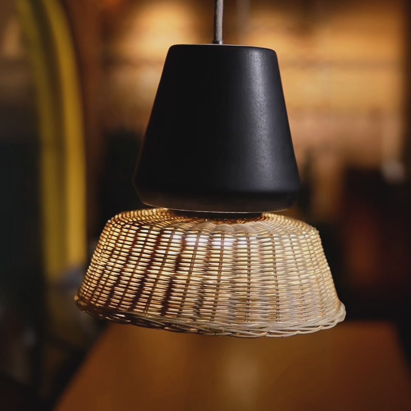 LUCERNA - LÁMPARA COLGANTE DE CERÁMICA Y MIMBRE