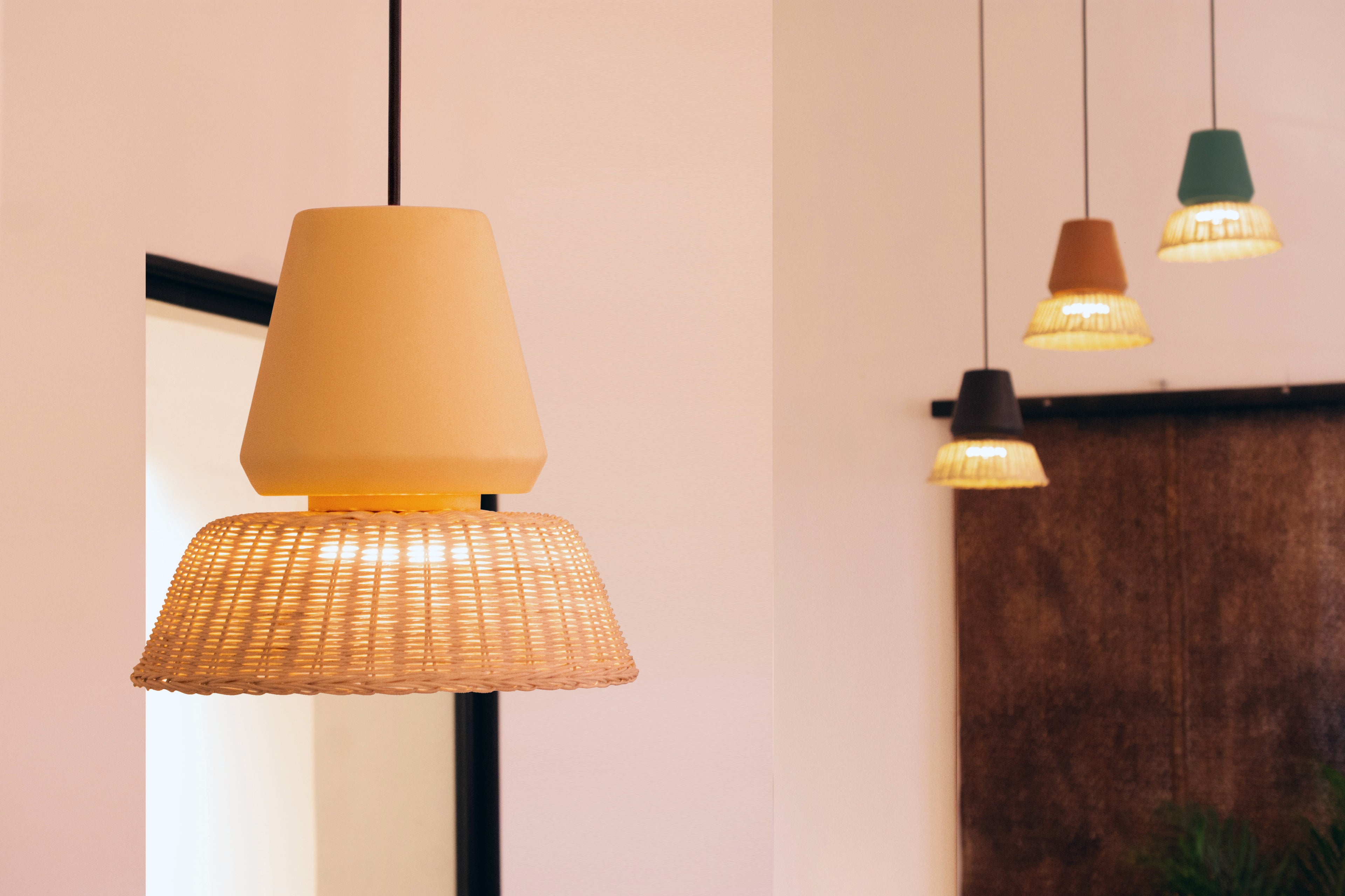 LUCERNA - LÁMPARA COLGANTE DE CERÁMICA Y MIMBRE